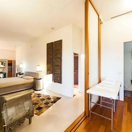Luxury 4 Bedroom *