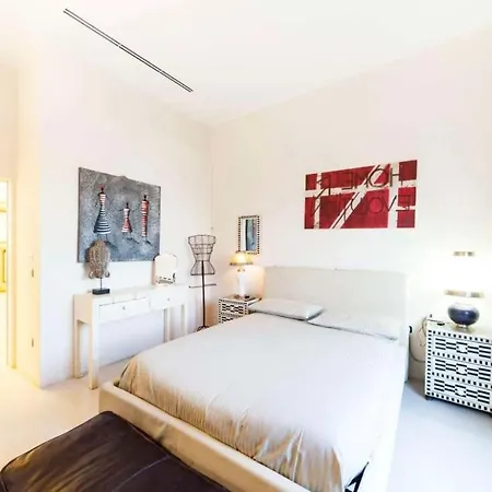 Luxury 4 Bedroom *